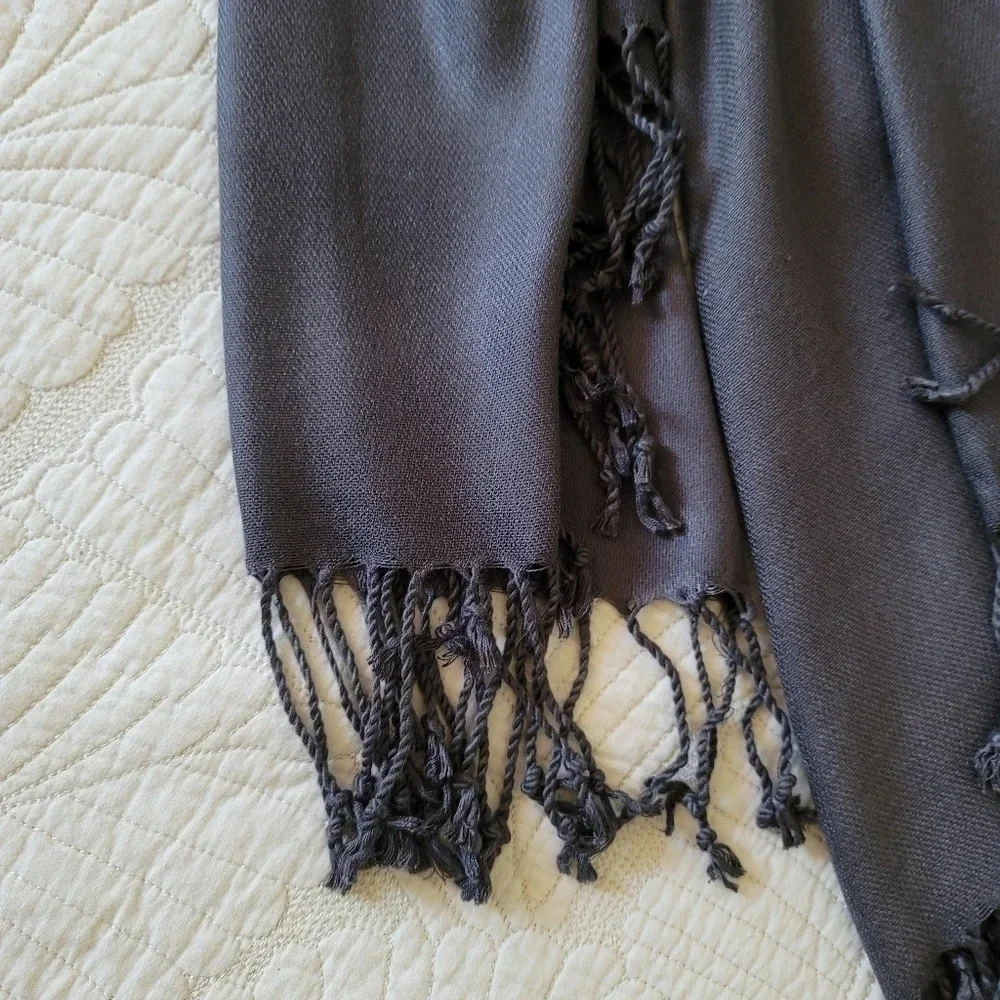 Womens H&M Black Gray Soft Cozy Fringe Scarf Wrap